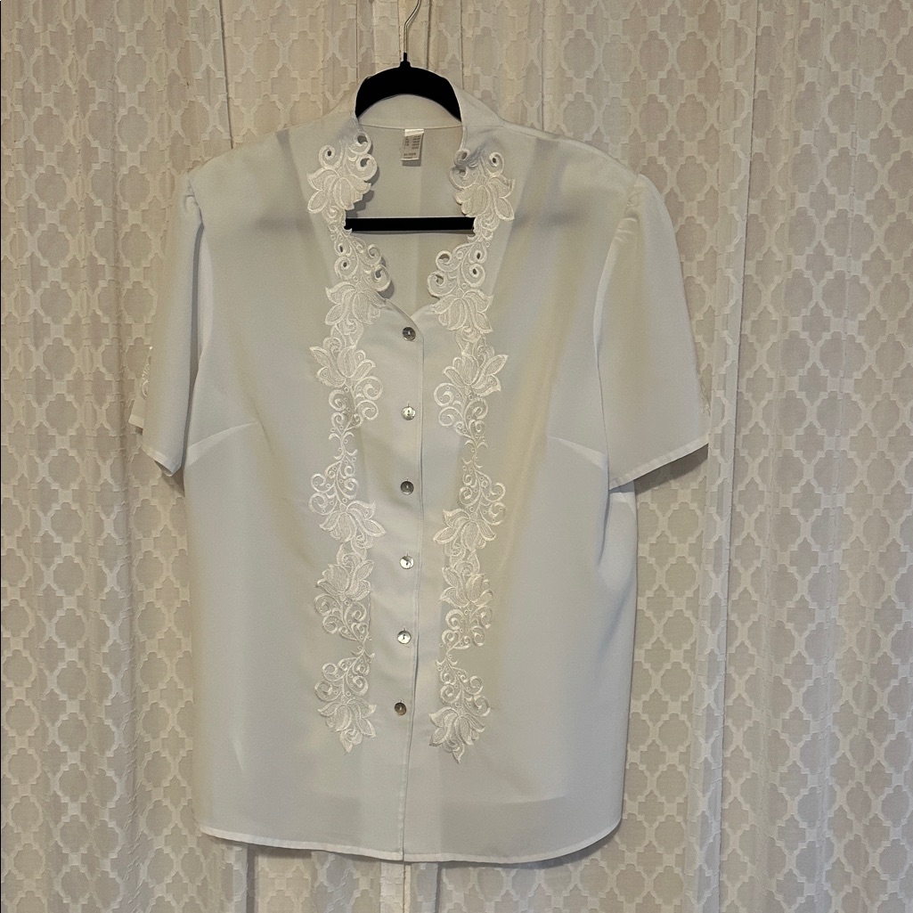 708 Elegant White Embroidered Blouse